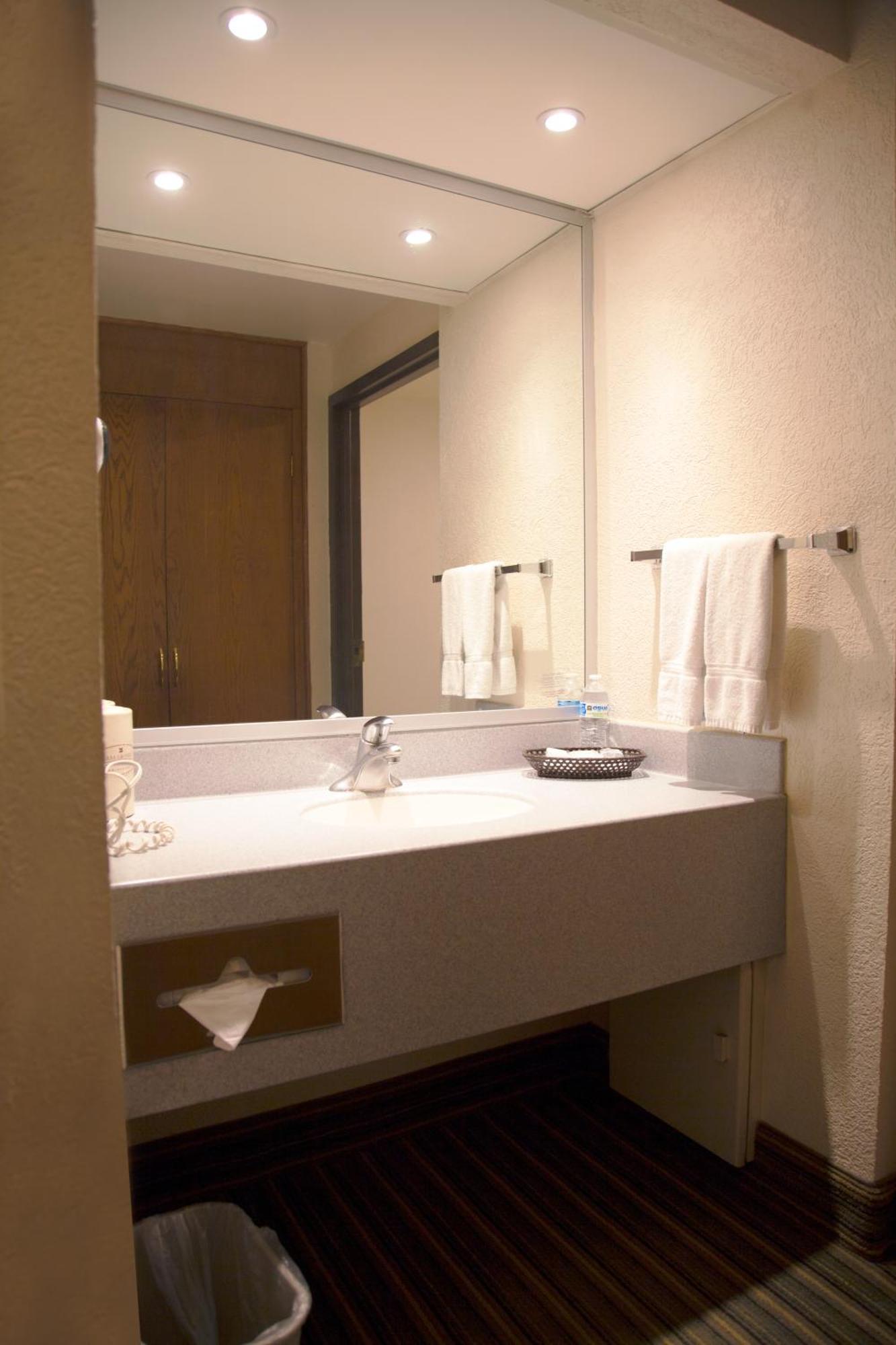 Отель Casa Grande Чиуауа Экстерьер фото A bathroom vanity